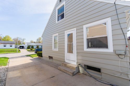 6826 Arthur Ave, Milwaukee, WI 53219-1917