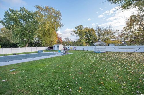 28 Hammond Rd, Elwood NY  11731-4810 exterior