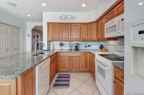 4241 Atlantic Ave, Daytona Beach FL 32127-7004 exterior