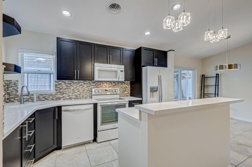 1281 Slash Pne Cir, West Palm Beach FL  33409-7086 exterior