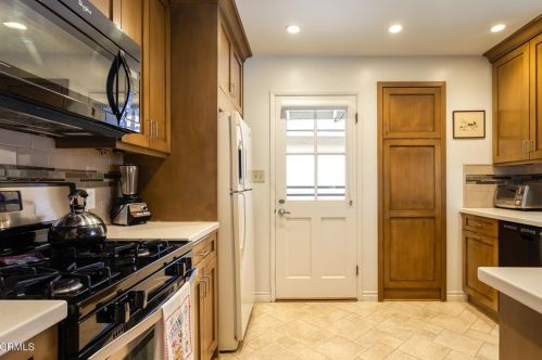 1873 Los Encinos Ave, Glendale CA  91208-2221 exterior