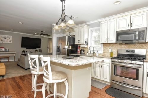 84 Morris Ave, West Milford Lakes NJ  07480-1121 exterior