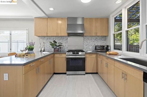 4221 Gln Ave, Oakland CA 94611-4349 exterior