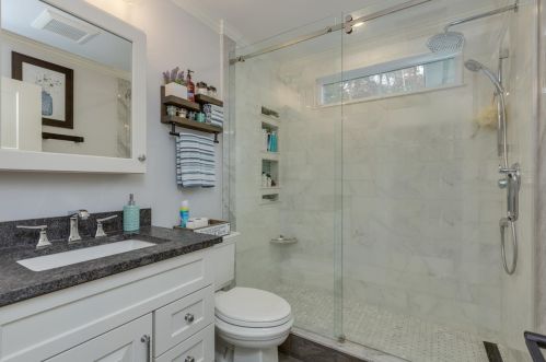 8 Walnut Hill Rd, Sandown NH  03873-2305 exterior