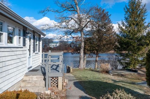 76 Circuit Ave, Wareham, MA 02571-2088