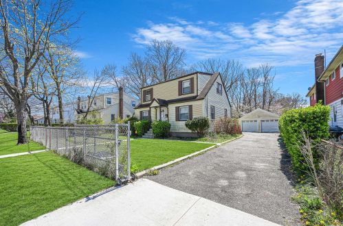 19 Juniper Pl, Amityville, NY 11701-2606