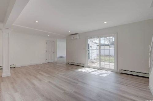 27 Walnut Ln, Hicksville NY  11801-5737 exterior