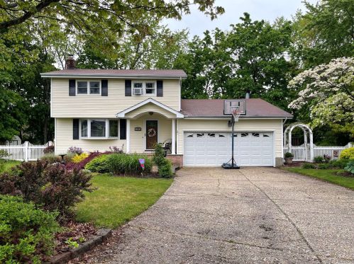 9 Highview Ct, Wheatley Heights, NY 11798-1024