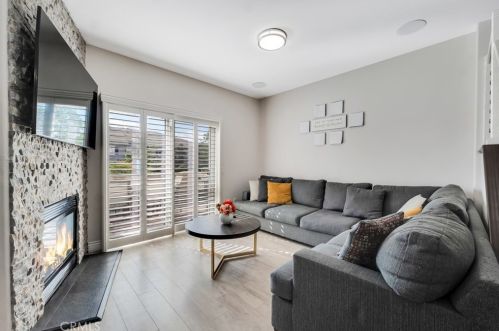 2726 Night Jasmine Dr, Simi Valley CA  93065-1545 exterior