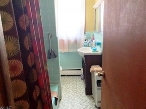 80 Renshaw Ave, East Orange NJ  07017-3911 exterior