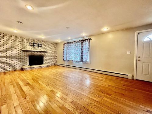 32 Damon Ave, Warwick, RI 02889-3321