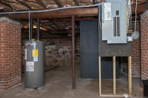 42 Merriman St, Bristol CT  06010-5042 exterior