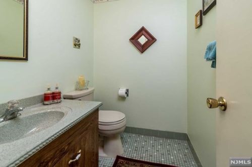 31 Erskine Ct, Mahwah NJ  07430-2014 exterior