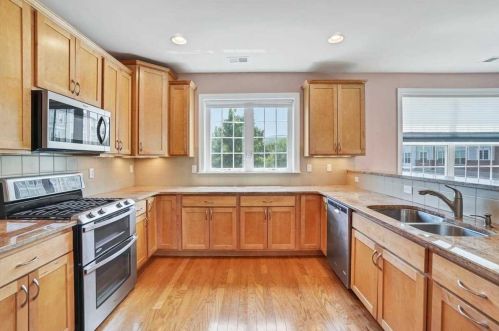 725 Regency Dr, Fishkill, NY 12524-4941