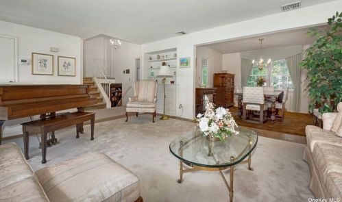 17 Hill Dr, Muttontown NY  11545-1718 exterior