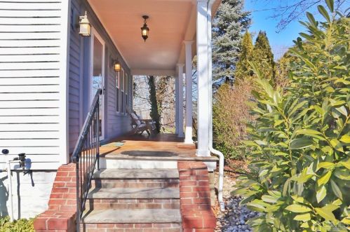 559 Ryders Ln, East Brunswick, NJ 08816-3537