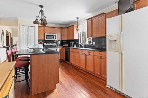 360 Wood St, Mahopac NY  10541-5205 exterior