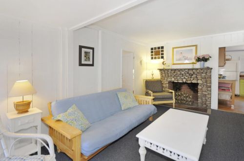 28 Narragansett Ave, Marthas Vineyard MA 02539-4428 exterior