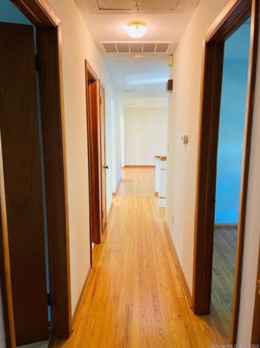 27 Wakeley St, Huntington CT 06484-4511 exterior