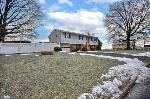 479 Sue Dr, Hummelstown, PA 17036-9327