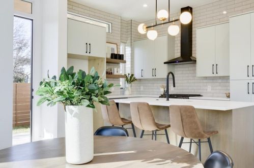 4907 Delores Ave, Austin TX 78721-2107 exterior