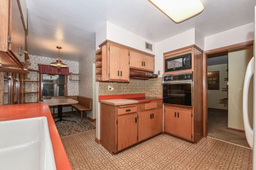 1426 Homestead Trl, Thiensville WI  53092-3217 exterior