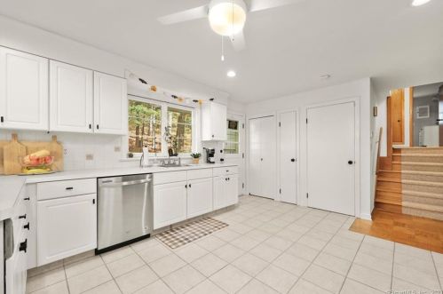 38 Hemlock Trl, Bridgeport CT  06611-3343 exterior