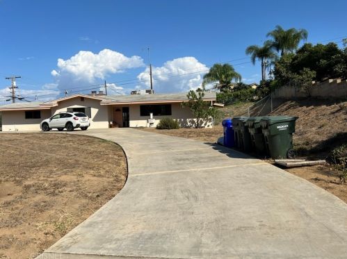 2333 Maelee Dr, Vista, CA 92084-2509