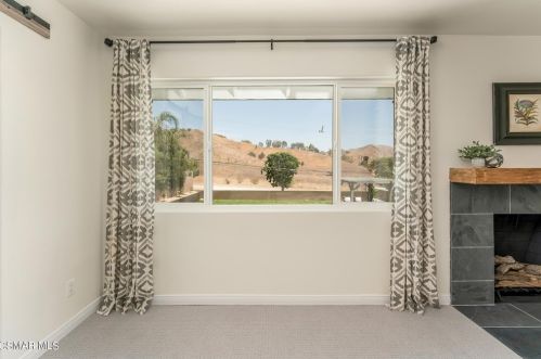 5226 Edgeware Dr, Calabasas CA  91301-2319 exterior