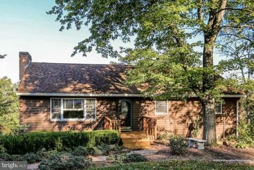 95 Bass Lake Rd, Etters, PA 17319-9135
