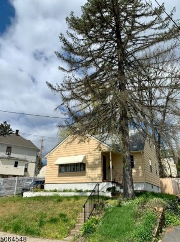 4 Summer Ave, Dover, NJ 07801-5420
