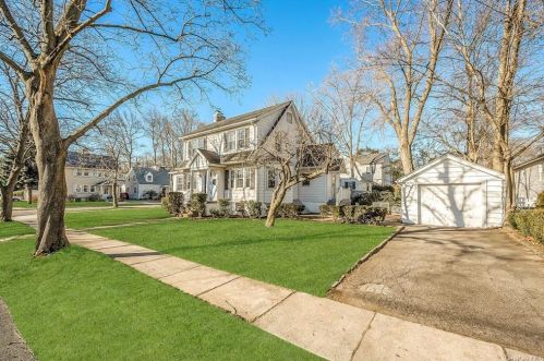 35 Edgemere St, New Rochelle, NY 10803-3442