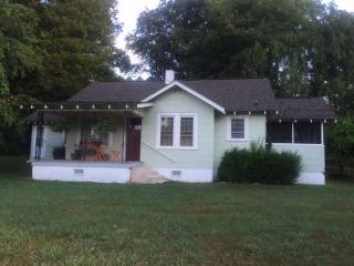 1127 Willow Rd, Hendersonville, NC 28739-5643