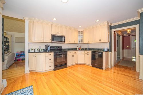 120 Lakeside Dr, Oakdale NY  11769-2250 exterior