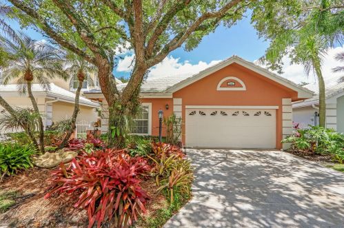 231 Canterbury Dr, West Palm Beach FL  33418-7178 exterior