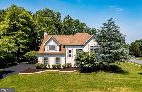 1042 Charter Oaks Dr, Lansdale PA exterior