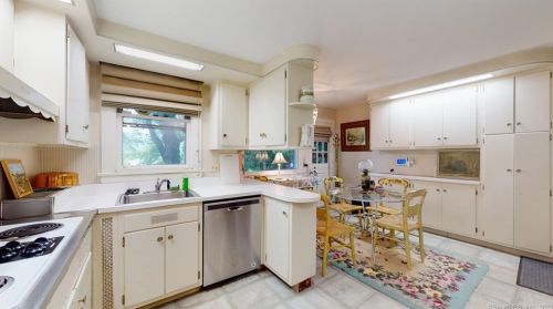 541 Lincoln St, New Britain CT 06052-1802 exterior