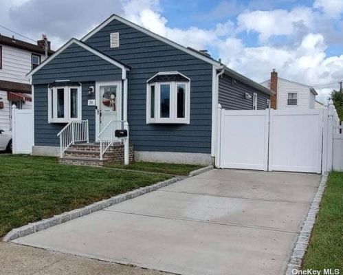 20 Rockaway Ave, Westbury, NY 11590-4129