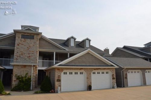 2836 Whispering Shores Dr, Vermilion, OH 44089-4511