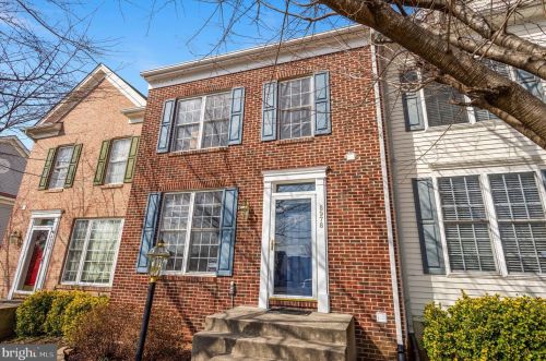 8978 Benchmark Ln, Bristow, VA 20136-5779
