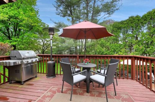 8 Country Ridge Dr, Rye Brook NY  10573-7041 exterior