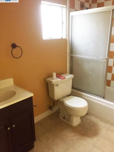 1314 51st Ave, Oakland CA 94601-5604 exterior