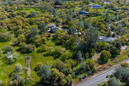 33 Wally B Ln, Oroville, CA 95966-5632