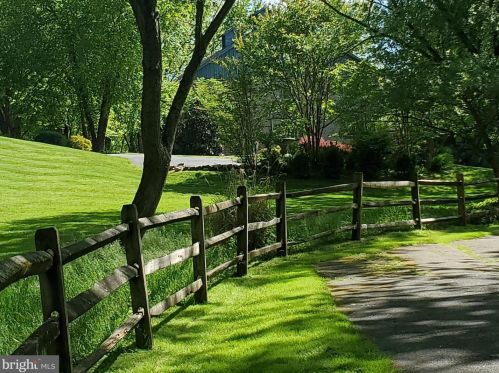 222 Longspur Dr, Wilmington DE  19808-4363 exterior