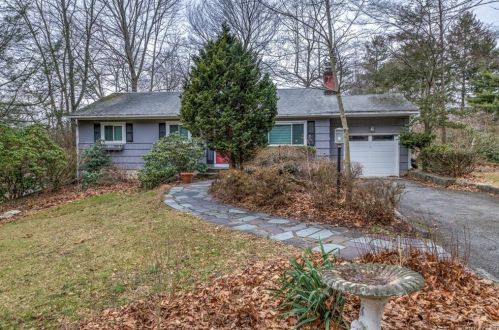 92 Stephen Dr, Pleasantville, NY 10570-1824