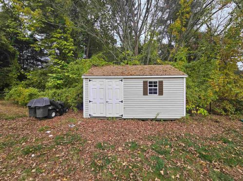 6 Gln Denin Dr, Salem NH  03079-2302 exterior