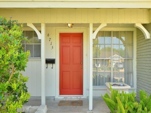 6715 Esther Dr, Austin TX  78752-3133 exterior