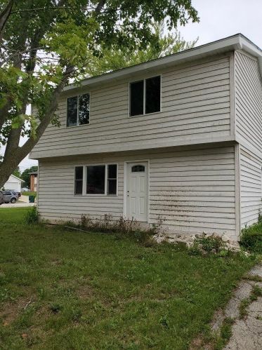 8528 Westbrook Dr, Sturtevant, WI 53177-2829
