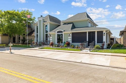 2714 Country Club Dr, Pearland, TX 77581-5005