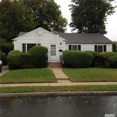 2 Knickerbocker Rd, Hicksville NY  11803-2608 exterior